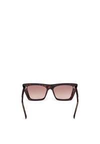Ochelari de soare tortoiseshell maro cu lentile gradate; formă pătrată, rame groase, accente metalice și brațe subțiri.