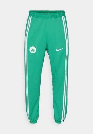 Zelene atletske hlače s bijelim bočnim prugama, s oznakom Celtics na patchu i Nike logom sprijeda, elastičnim pojasom i manžetama na gležnjevima.