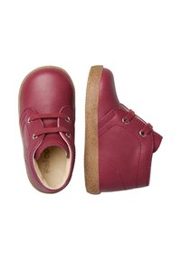 Scarpe in pelle color bordeaux con due occhielli e lacci, dotate di punta arrotondata e suola in gomma marrone testurizzata. Finitura liscia con dettagli di cucitura.