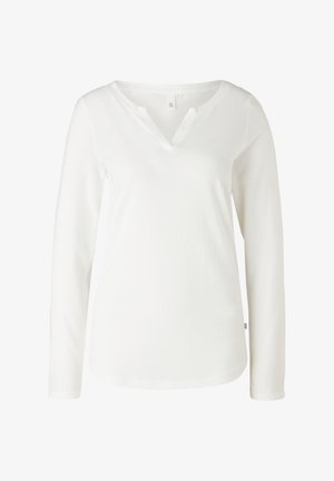 T-shirt blanc à manches longues avec un col en V et une texture douce. Présente une finition lisse et des détails de couture subtils au niveau de l'encolure et de l'ourlet.