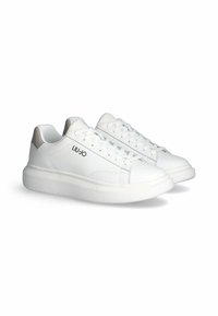Sneaker bianche con tomaia in pelle liscia, punta rotonda, chiusura con lacci, colletto imbottito e suola testurizzata con un sottile dettaglio di branding.