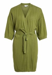 Robe en tricot vert olive avec un col en V, des manches courtes et une ceinture à nouer. Présente un motif texturé sur toute la surface et un ourlet arrivant au genou.