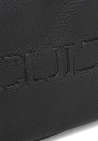 Borsa a mano in pelle nera con una finitura testurizzata e dettagli del logo impresso. Il design è rettangolare con angoli arrotondati.