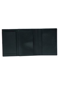 Portafoglio in pelle nera con una texture liscia, dotato di diverse fessure per carte e un portadocumenti trasparente per la carta d'identità. Design minimalista senza hardware visibile.