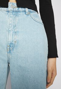 Monki MICKI - Calças de ganga de corte relaxado - blue light