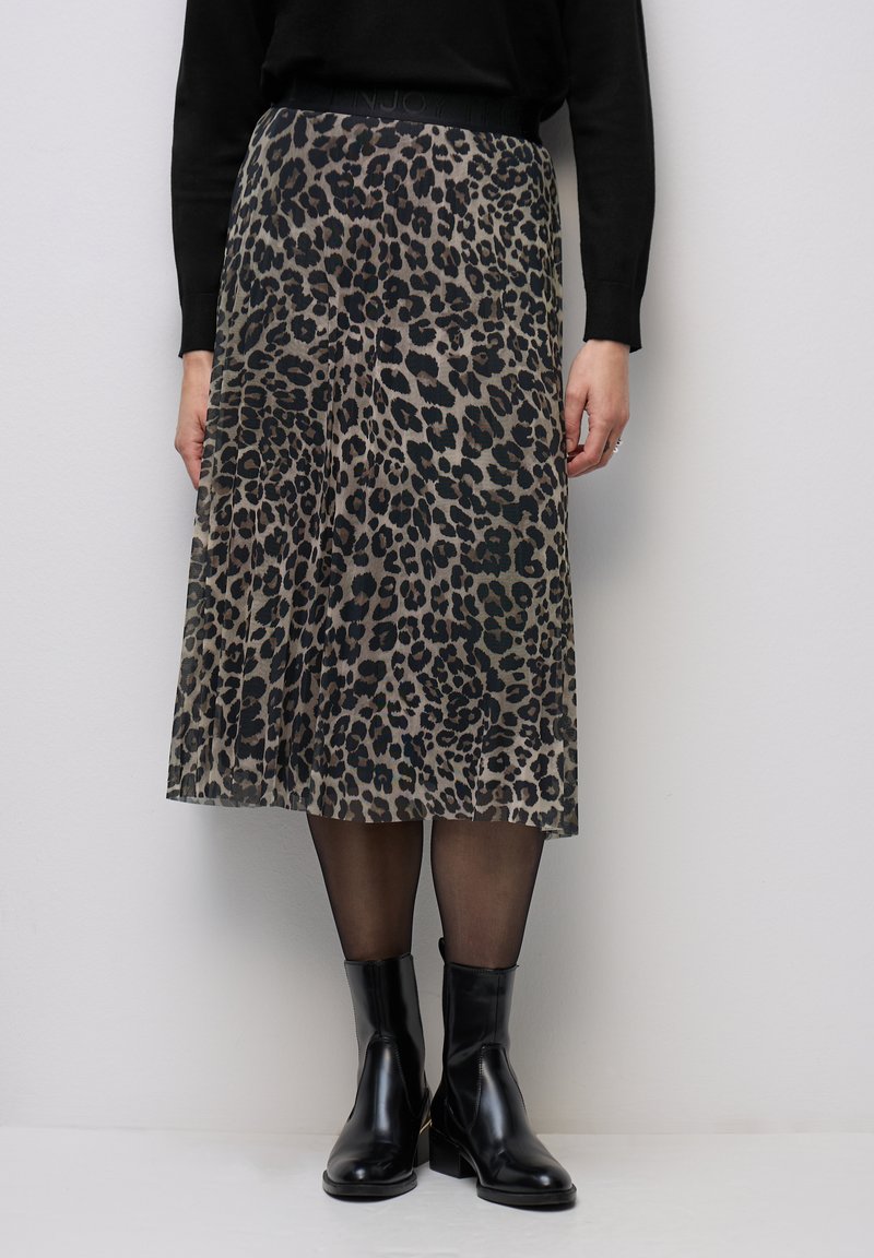 Midi sukně s leopardím potiskem a sklady v odstínech hnědé a černé. Obsahuje černý elastický pas a je kombinována s černými kotníkovými botami.