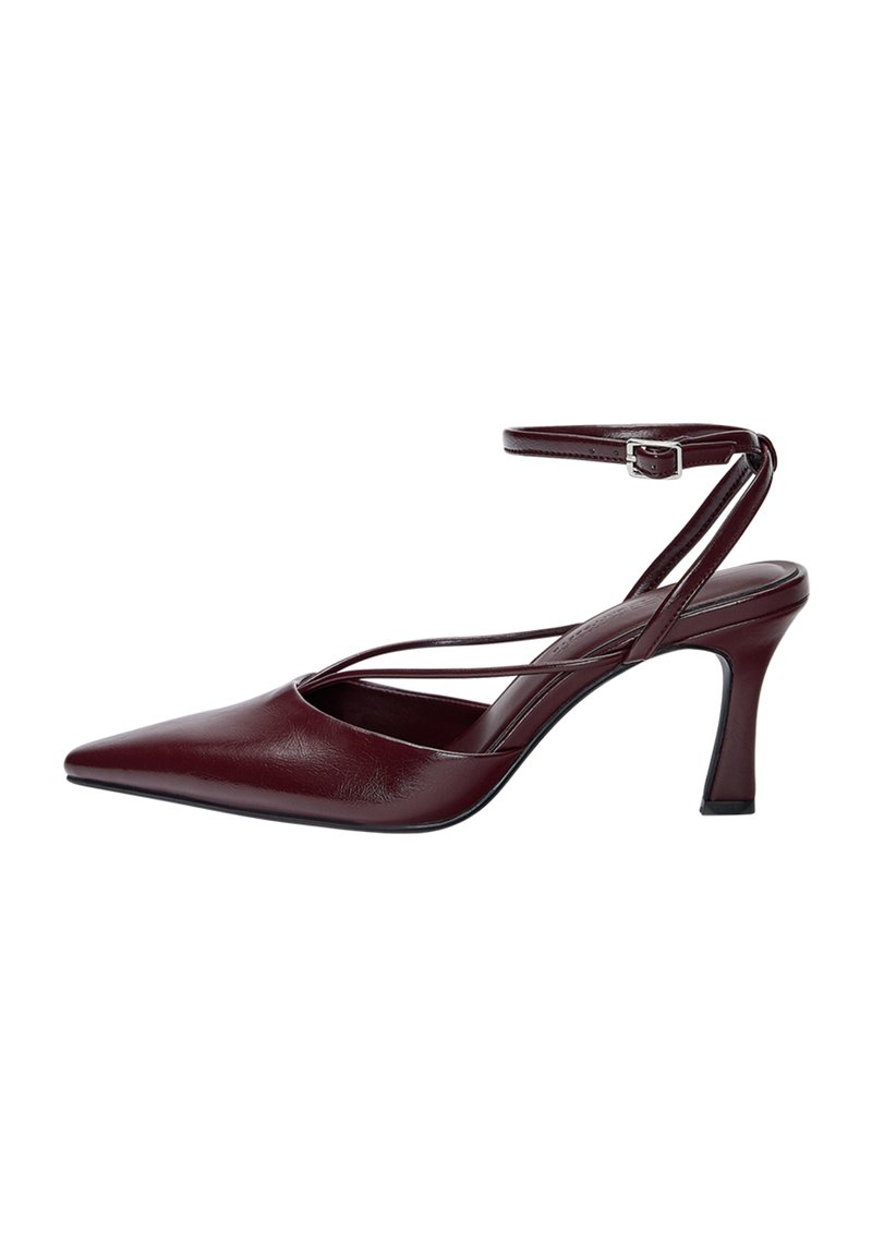 Pompe slingback en cuir bordeaux avec un bout pointu et un talon aiguille. Equipée de fines lanières et d'une boucle pour un ajustement sécurisé.