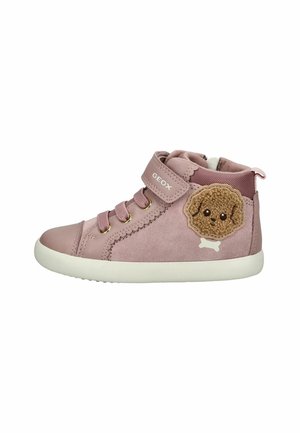 Baskets pour tout-petits de couleur rose avec une bride Velcro, des lacets, une semelle blanche et un détail en patch représentant une tête de chien brune texturée avec un petit os sur le côté.