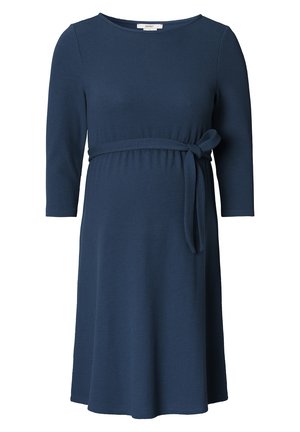 Marineblaues, geripptes Kleid mit Dreiviertelärmeln, rundem Ausschnitt und einem gebundenen Gürtel in der Taille, mit entspanntem Schnitt und knielangem Design.