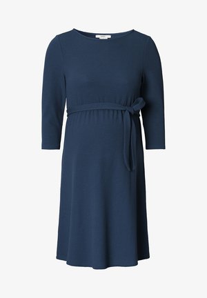 Vestido azul marino acanalado con mangas tres cuartos, escote redondo y cinturón anudado en la cintura, de corte holgado y diseño hasta la rodilla.