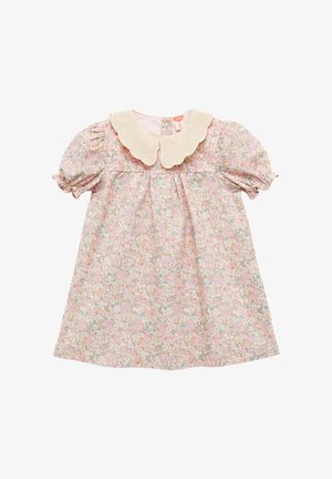 Blumenkleid mit kurzen Puffärmeln, pinkem Hintergrund und mehrfarbigem Blumenmuster. Verfügt über einen gewellten weißen Kragen.