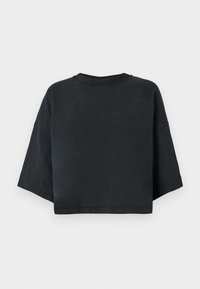 Fekete rövid ujjú, laza szabású, kerek nyakú cropped póló. Puha pamutból készült, sima tapintással.