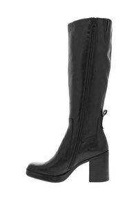 Botte noire en cuir jusqu'au genou avec un large talon, fermeture éclair sur le côté et une languette à l'arrière. Texture lisse, design effilé.