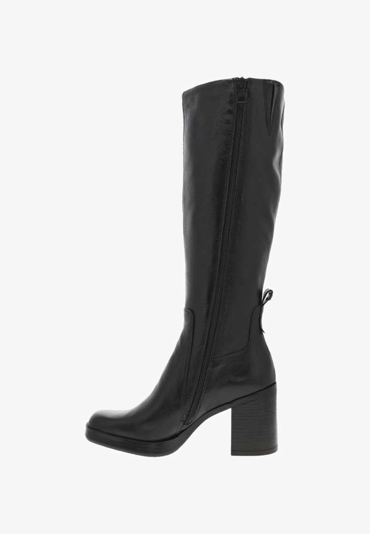 Botte noire en cuir jusqu'au genou avec un large talon, fermeture éclair sur le côté et une languette à l'arrière. Texture lisse, design effilé.