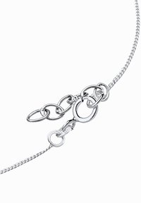 Silberne Kettenarmband mit ineinandergreifenden kreisförmigen Gliedern und einem strukturierten Verschluss. Glatte Oberfläche mit glänzendem Finish.