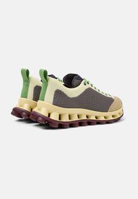 Texturované pletené tenisky s béžovým, šedým a zeleným svrškem, vybavené masivní maroon podrážkou a zelenými akcenty na patě pro stabilitu a styl.