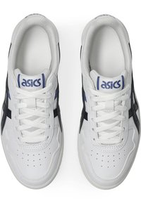 Vita lädersportskor med marinblå detaljer och perforerad design. Har platta snören och en vadderad krage för komfort.