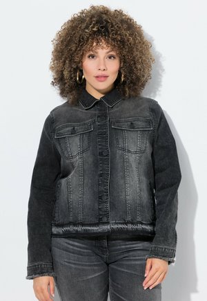 Giacca di jeans nera con colletto, chiusura a bottoni e due tasche sul petto. Presenta una finitura sbiadita e un design corto.