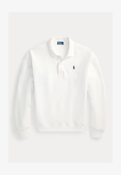 Valge pika varrukaga polosärk kahe nupuga plaketiga ja vasakul rinnal väike sinine tikitud logo.