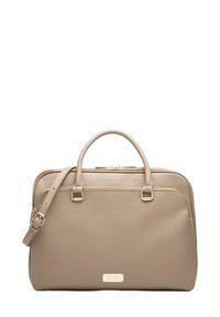 Beżowa skórzana torba na laptopa z dwoma uchwytami i odpinanym paskiem na ramię. Ozdobiona złotymi elementami i tabliczką z przodu. Teksturowane wykończenie.