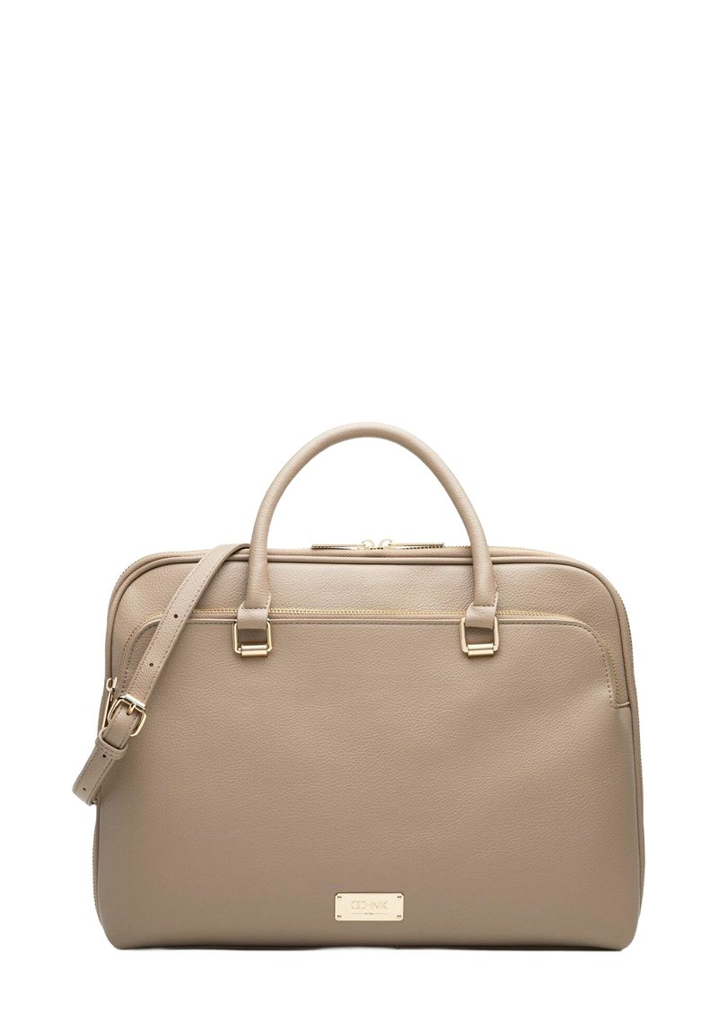 Beżowa skórzana torba na laptopa z dwoma uchwytami i odpinanym paskiem na ramię. Ozdobiona złotymi elementami i tabliczką z przodu. Teksturowane wykończenie.