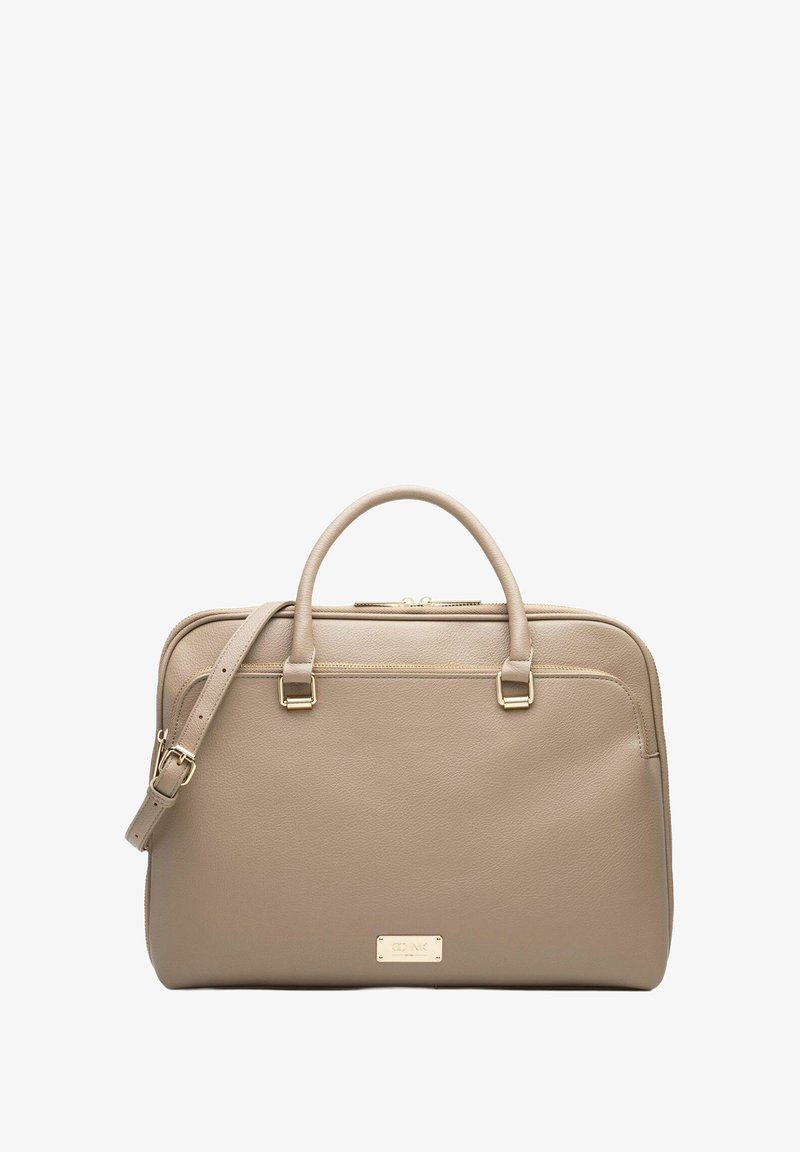 Beżowa skórzana torba na laptopa z dwoma uchwytami i odpinanym paskiem na ramię. Ozdobiona złotymi elementami i tabliczką z przodu. Teksturowane wykończenie.