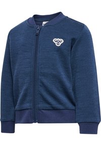 Granatowa kurtka zapinana na zamek, wykonana z teksturowanej tkaniny. Posiada ściągacze przy mankietach i brzegu, okrągły dekolt oraz niewielkie haftowane logo na piersi.