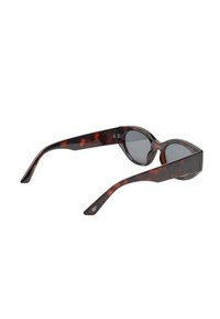 Okulary przeciwsłoneczne w kolorze muszli żółwia z zakrzywionymi szkłami, szerokimi zausznikami i ciemnoszarym przyciemnieniem. Materiał ma błyszczące wykończenie z wzorzystym designem.