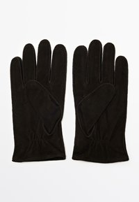 Guanti in suede neri con quattro dita articolate, dettaglio di polsino arricciato, cucitura a contrasto e texture liscia.
