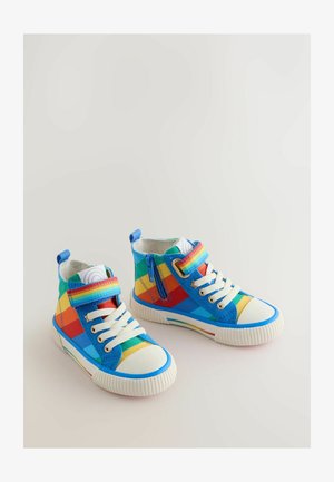 Kleurrijke hoge sneakers met een patchworkontwerp in blauw, rood, geel en groen, voorzien van een ritssluiting en witte rubberen zolen.
