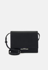 Borsa crossbody nera realizzata in materiale sintetico texturizzato. Presenta una chiusura a pattina magnetica e un accento con logo argentato. Compresa una tracolla regolabile.