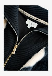 Niewybrane, black and cream