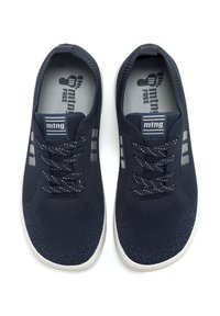 Par de zapatillas de punto transpirables en azul marino con suelas blancas, franjas laterales reflectantes y cordones elásticos, mostradas desde arriba sobre un fondo blanco.
