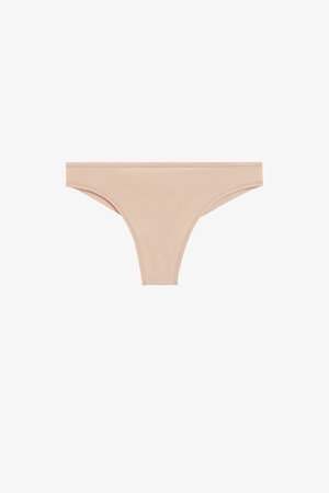 Parte inferior de bikini beige en tejido suave y elástico. Diseño de tiro bajo con cobertura mínima, con bordes limpios y sin costuras visibles.