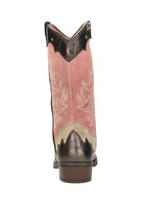 Roze suède cowboylaarzen met zwarte leren accenten, geborduurd bloemenpatroon, ronde neus, middelhoge bruine hak en decoratieve geschulpte bovenkant.