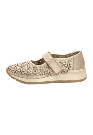 Zapato Mary Jane beige con patrón de recortes florales, correa de velcro, suela acolchada y tacón ligeramente elevado.