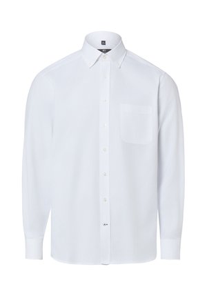 Biała koszula z długim rękawem na guziki, z kołnierzem na guziki i kieszenią na piersi, wyłożona płasko na białym tle.