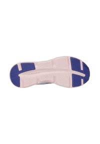 Suela de zapato con una base blanca y acentos morados. Presenta un patrón texturizado para agarre y una ranura central lisa para flexibilidad.