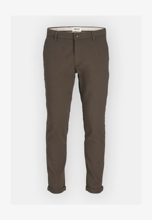 Braune Baumwoll-Chinohosen im Slim-Fit, mit umgeschlagenem Saum und einem einzelnen Knopfverschluss. Glatte Textur mit einem subtilen Muster.