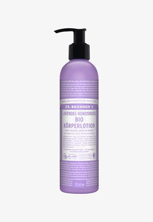 Lilla plastpumpeflaske med bodylotion, der har en label med duft af lavendel og kokosnød, med mat overflade og klar tekst, der angiver ingredienser.