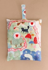 Négyzet alakú, színes állat- és gomba mintás szövetpárna, elsősorban zöld, piros és kék színekben, függesztő hurokkal.