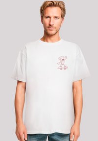 Weißes Baumwoll-T-Shirt mit einem Cartoon-Pizza-Charakter, der skatet, mit hellrotem Druck auf der Brust. Kurze Ärmel und lockere Passform.