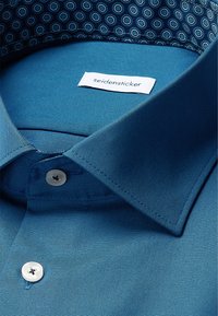 Turkooisblauw overhemd van katoen met een soepele textuur, voorzien van een klassieke kraag, knoopsluiting en een beschilderde binnenvoering.