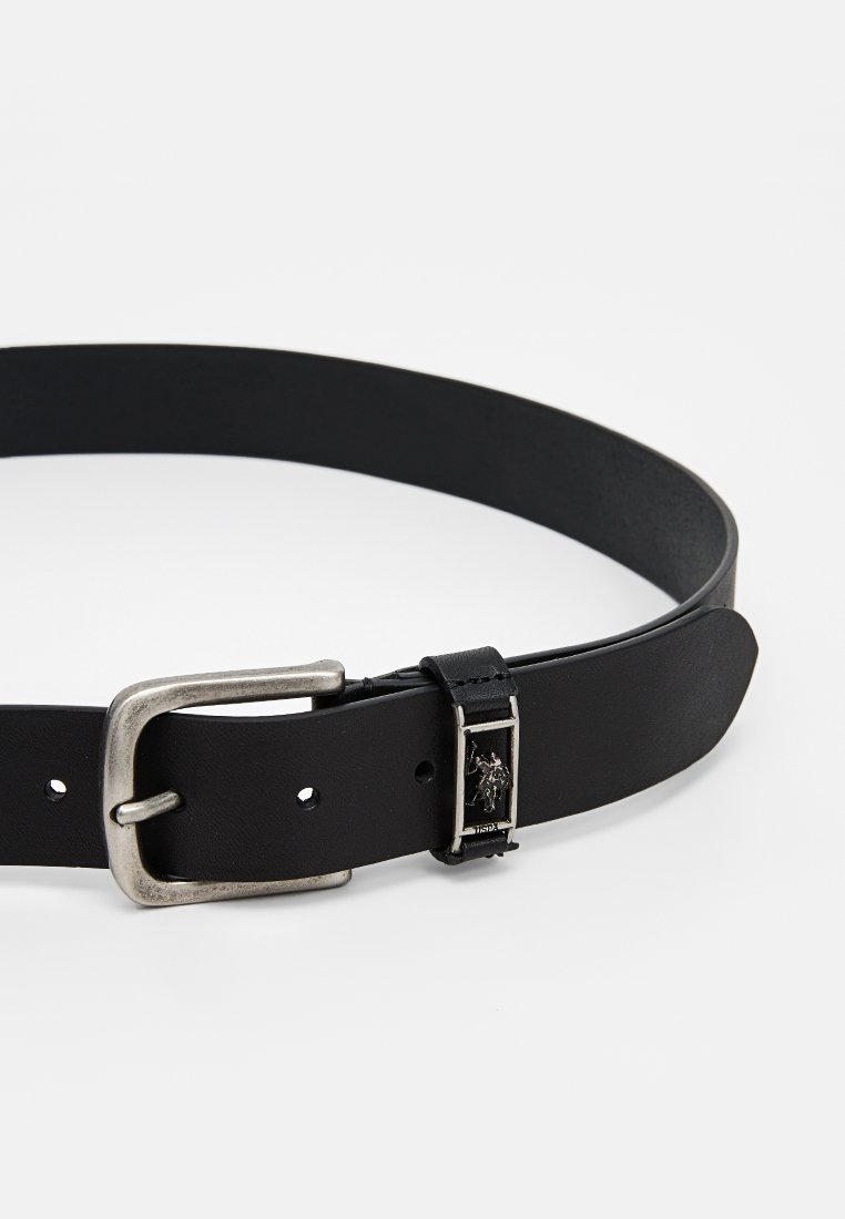 Zwarte leren riem met een gepolijste zilveren metalen gesp, voorzien van een reliëfpatroon. Textuurafwerking en verstelbare maatten.