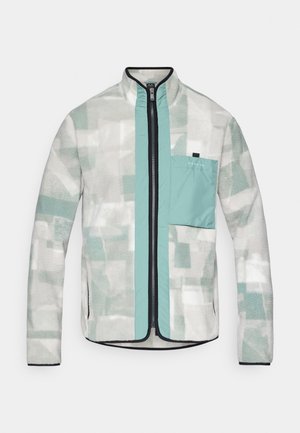 Flisasta jakna v svetlo sivi barvi z abstraktnim teal odtisom in črnimi detajli. Ima visok ovratnik in zadrgo spredaj, ter žep na prsih.