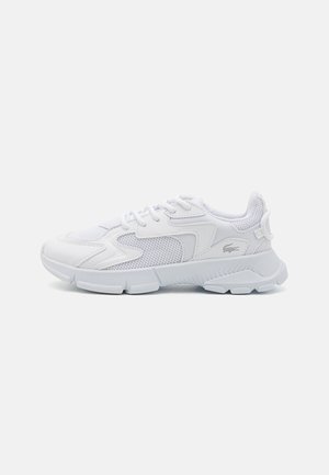 Scarpe da ginnastica bianche con tomaia in mesh e sintetico, dettagli testurizzati, chiusura con lacci e suola decorata.