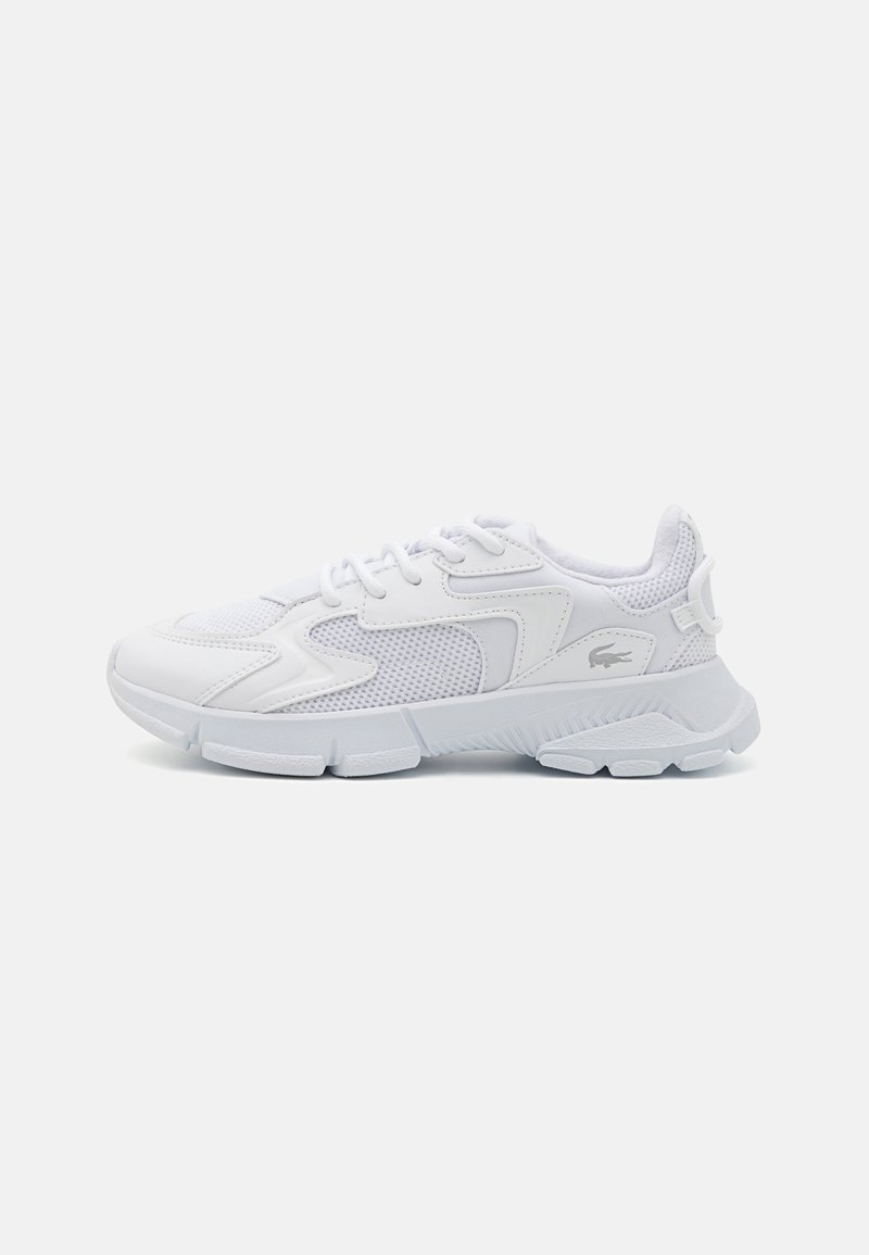 Zapatillas deportivas blancas con parte superior de malla y sintético, detalles texturizados, cierre de cordones y suela con patrón.