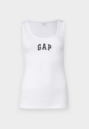 Weißes, geripptes Tanktop mit breiten Trägern und schwarzem "GAP"-Text, der zentral auf der Brust steht, vor einem schlichten weißen Hintergrund.