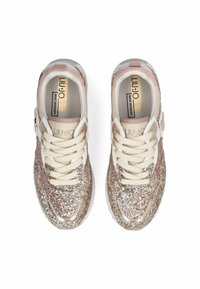 Ein Paar cremefarbene und rosa Sneaker mit Glitzerverzierungen, beigen Schnürsenkeln und markierten Einlegesohlen mit der Aufschrift "LIU·JO MAXI WONDER", von oben betrachtet.