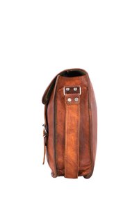 Braune Ledertasche von der Seite, zeigt einen Riemen mit Metallnieten und einen Teil einer Schnalle auf weißem Hintergrund.